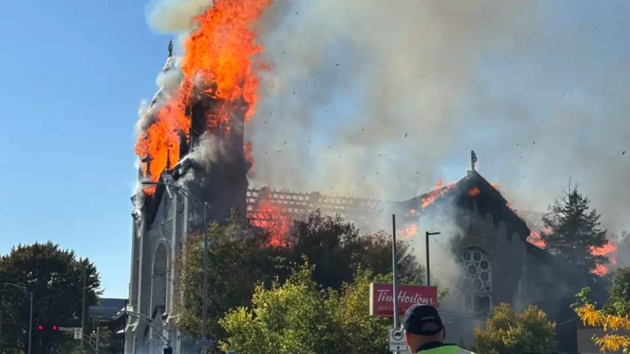 impresionante-incendio-consume-historica-iglesia-de-canada-video-159788