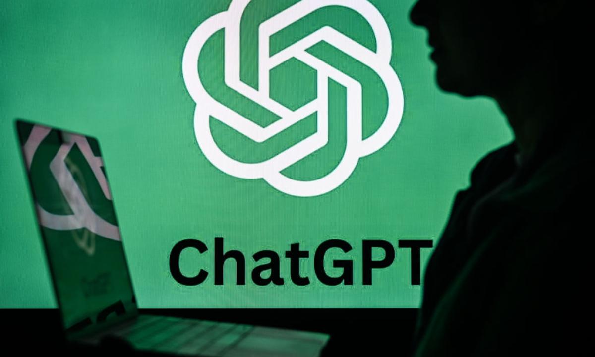 una-mujer-sostiene-un-portatil-delante-de-un-logotipo-de-chatgpt