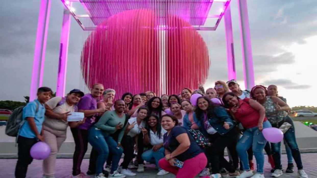 esfera-de-soto-se-vistio-de-violeta-feminista-163355