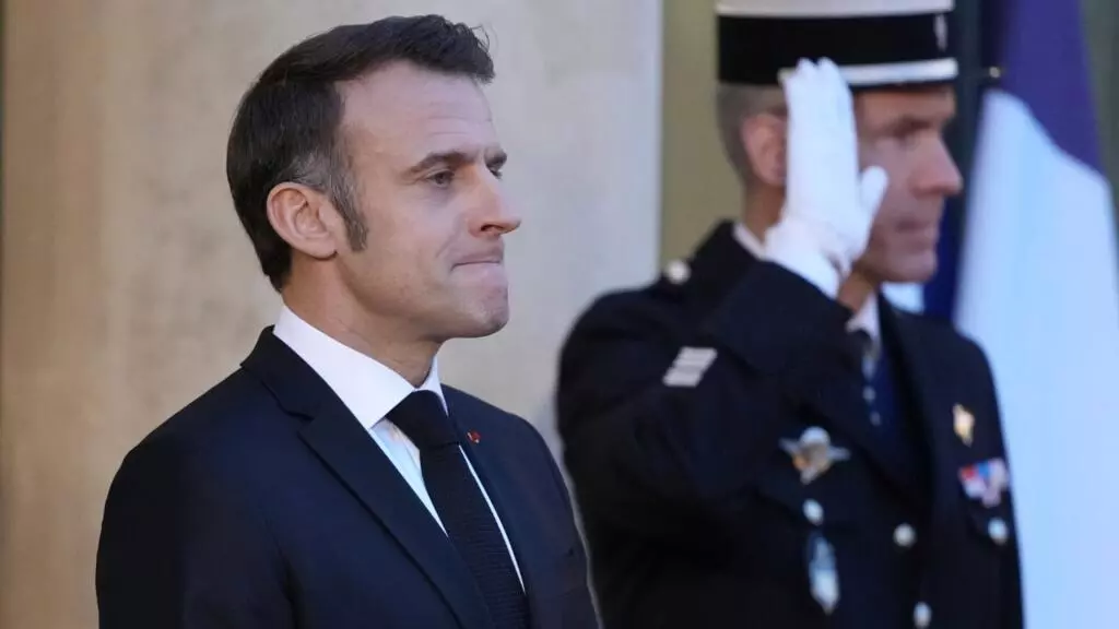 MACRON-8.webp