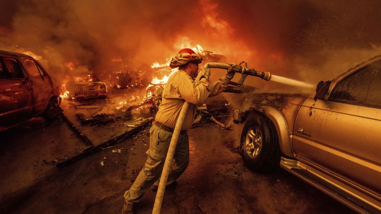 incendios-masivos-dejan-cinco-muertos-y-mas-de-1000-casas-quemadas-en-california-165847