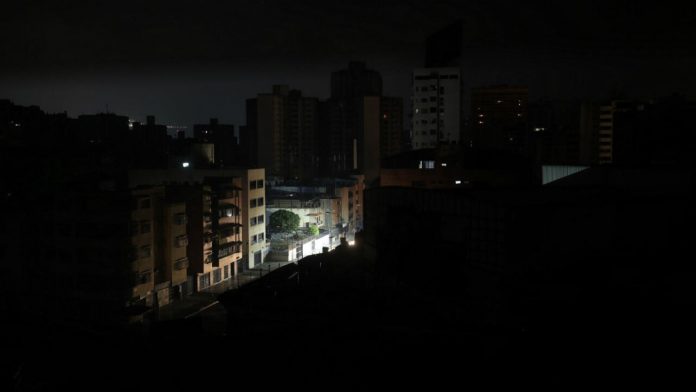 Sin-luz-en-Venezuela-696x392