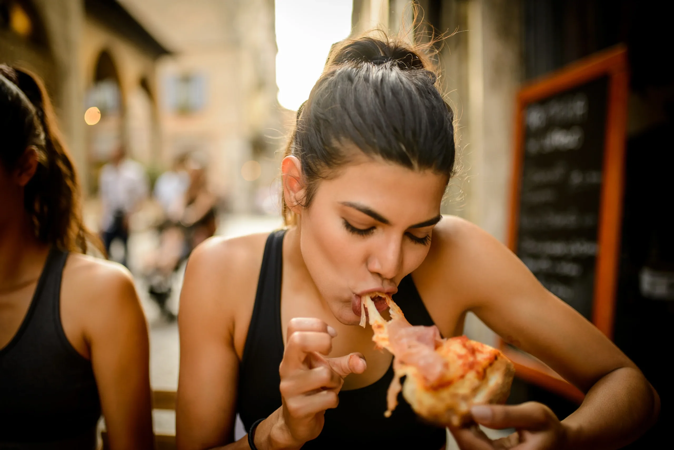 mujer-comiendo-pizza-2237243