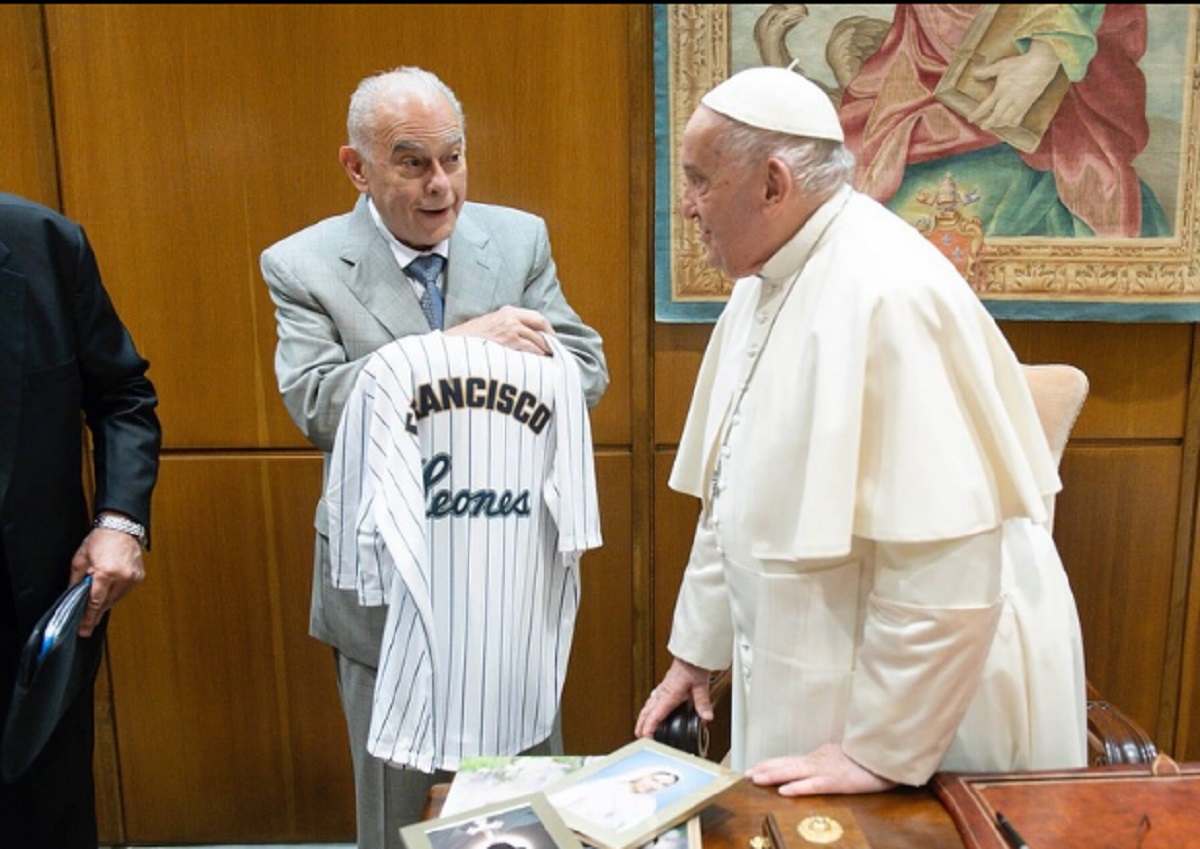 Cisneros-con-el-papa-Francisco-al-entregarle-la-camisa-Foto-Archivo