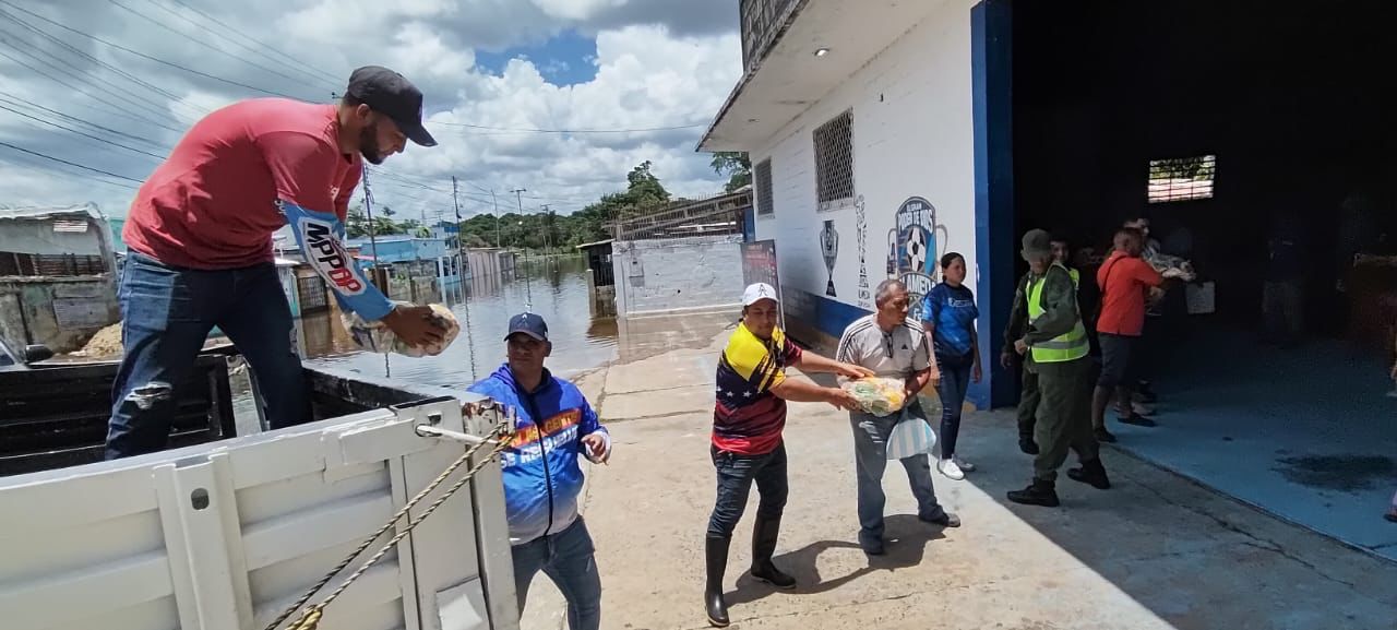 Gobierno atiende a familias de La Alameda afectadas por la crecida del Orinoco
