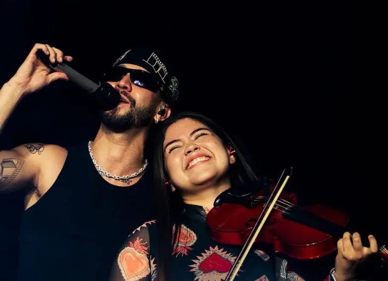 violinista-venezolana-sube-al-escenario-del-arena-movistar-de-la-mano-a-de-mora-91324