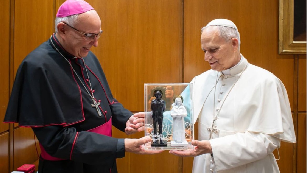 Arzobispo de Caracas obsequia estatuas de José Gregorio Hernández y Carmen Rendiles al Papa León XIV