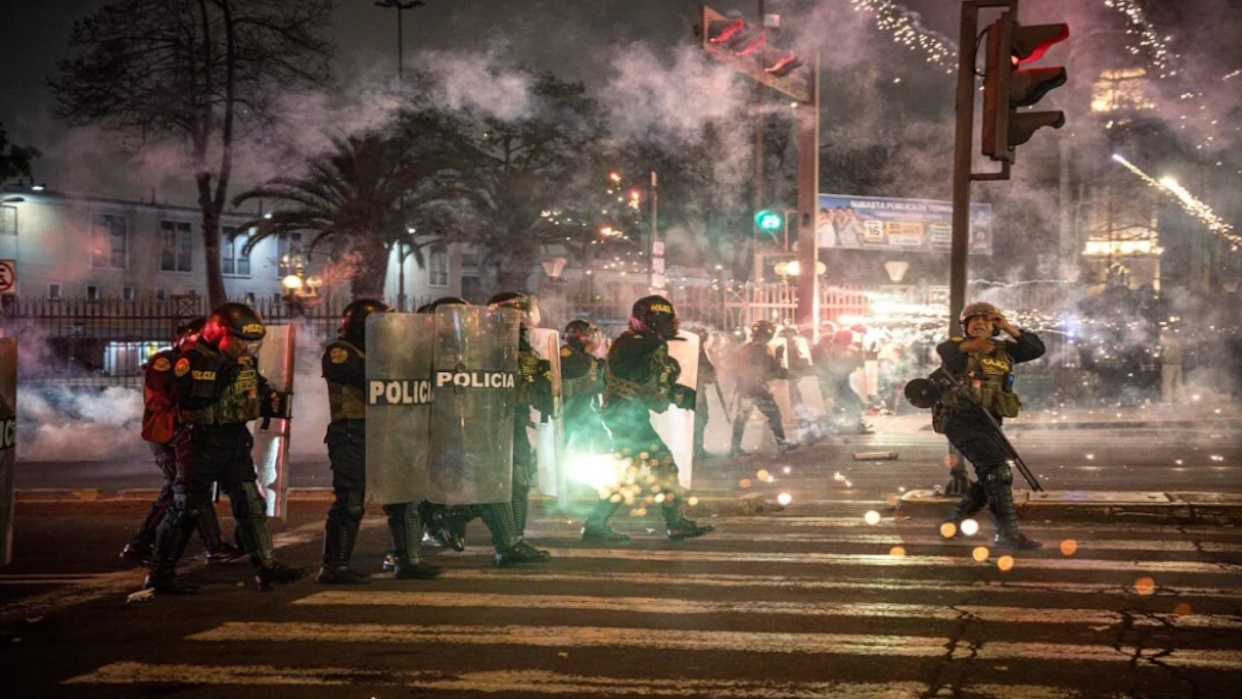 un-muerto-y-mas-de-100-heridos-durante-represion-en-protestas-en-peru-185563