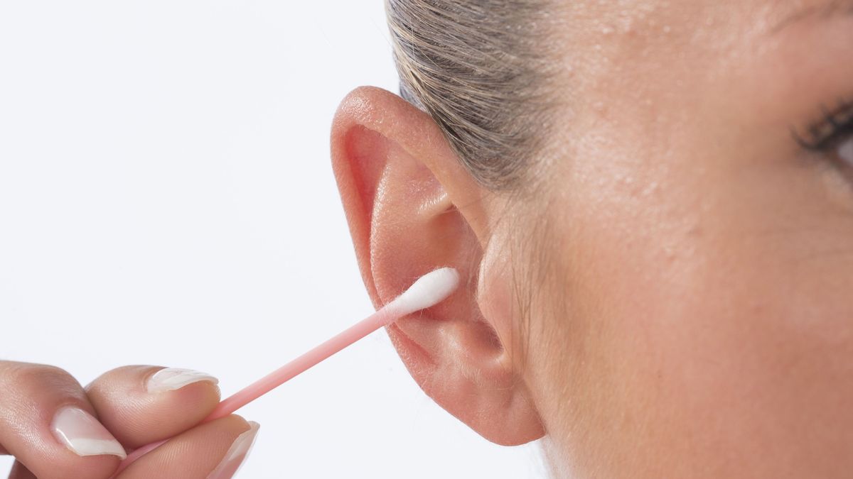 El peligro de limpiar tus oídos con hisopos