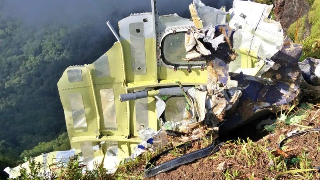 Hallan el fuselaje del avión desaparecido con 11 personas en Indonesia